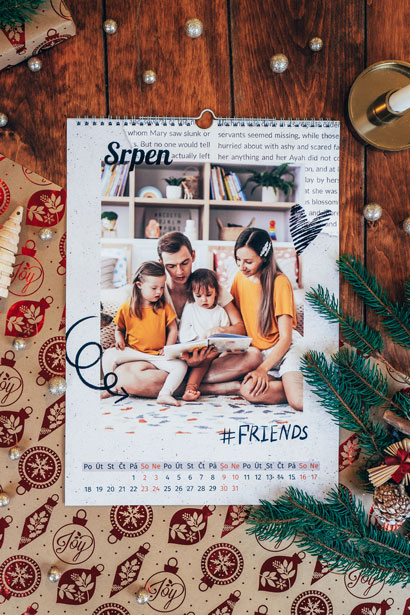 Nástenný fotokalendár Tlačiarik s baliacim papierom