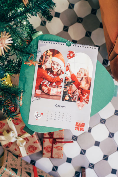 Nástenný fotokalendár Tlačiarik malý pri vianočnom stromčeku